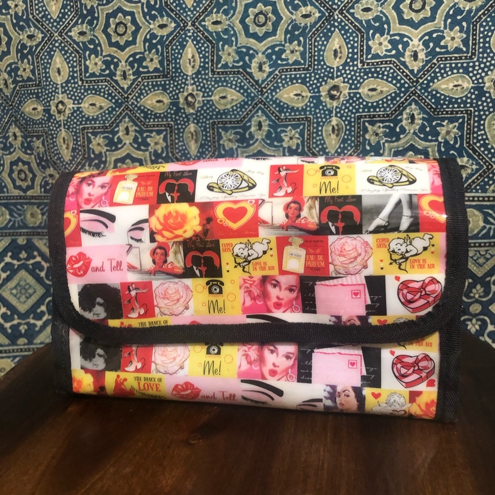 3/$20 Vintage 2 compartment makeup case